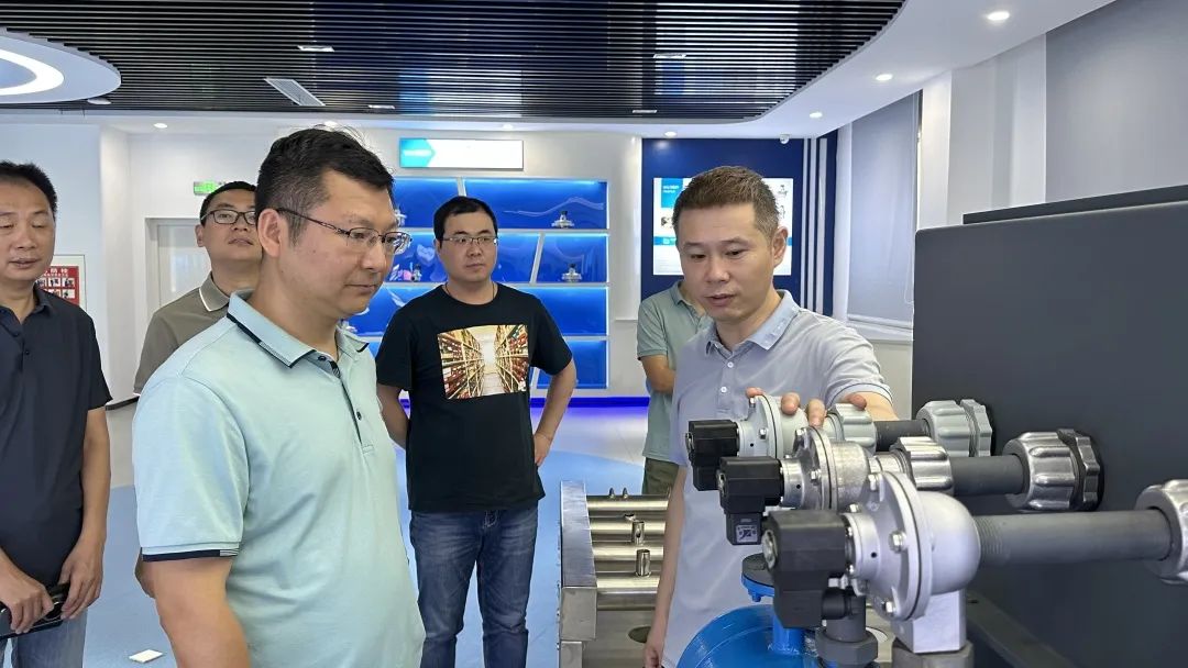 蘇州東風精沖工程有限公司總經(jīng)理喻華平一行蒞臨我司參觀考察